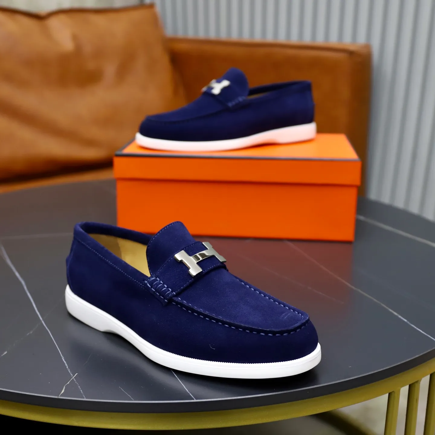 Ex-factory price: 540💰Hermès/Hermès slip-on men's shoes. This shoe is made of imported cow suede leather, with simple and smooth lines, and a 3CM rubber foam ultra-light sole combined with aerodynamic design! Youthful and fashionable, H button decoration, contrasting leather embellishment on the heel, calf lining to gently wrap your feet, with embossed logo cowhide feet, leather rock strips, casual and urban style, highlighting youthful vitality, sports and leisure version, super versatile Size number: 38-39-40-41-42-43-44 Standard leather shoe size (45 can be customized but does not support returns)
